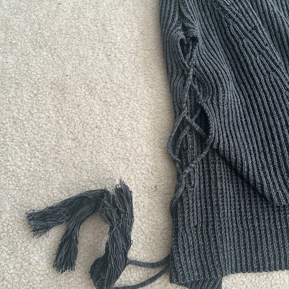 Sleevelesss turtleneck sweater with criss cross details and tassels - Picture 4 of 5